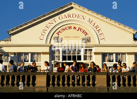 Pub di Londra Punch e Judy nella piazza Covent Garden. Alla fine della giornata, i turisti si mescolano con gli impiegati di Londra. 1990s 1994 OMERO SYKES Foto Stock