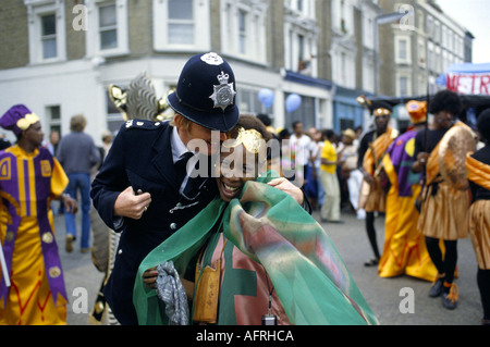 Carnevale di Notting Hill a Londra. Poliziotto in costume, divertiti a partecipare alla chiusura per il comfort di HOMER SYKES, Regno Unito degli anni '1990 Foto Stock