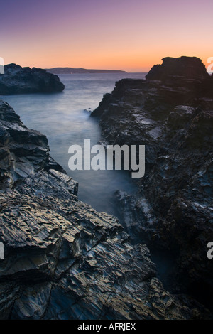 Riempito di marea rock pool al crepuscolo Godrevy Cornwall Inghilterra REGNO UNITO Foto Stock