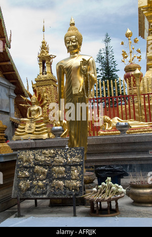 Golden statua del Buddha al tempio Doi Suthep in Chiang Mai Thailandia Foto Stock