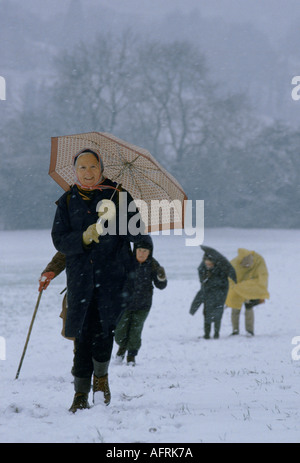 Attivo, anziani membri della Ramblers Association Winter Walk impreparato cattivo tempo Merstham, Surrey, Inghilterra gennaio 1991 1990s UK HOMER SYKES Foto Stock