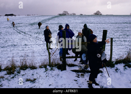 Ramblers Association Regno Unito. I membri anziani attivi camminano in inverno impreparati maltempo Farthing Downs Surrey, Inghilterra, gennaio 1991 1990s HOMER SYKES Foto Stock