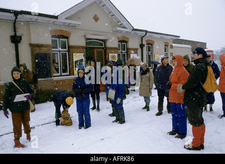 I membri della Ramblers Association camminata invernale maltempo Merstham, inizio giornata a piedi dalla stazione ferroviaria. Surrey, Inghilterra gennaio 1991 1990s Regno Unito HOMER SYKES Foto Stock