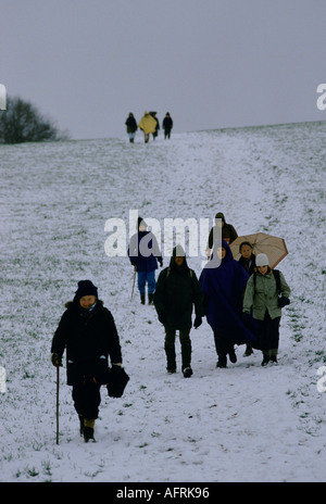 Anziani attivi membri della Ramblers Association Winter Walk impreparato cattivo tempo Merstham, Surrey, Inghilterra gennaio 1991 1990 UK HOMER SYKES Foto Stock