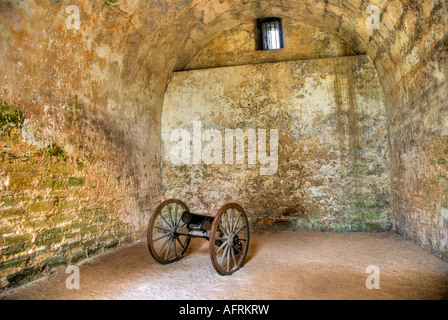 Il cannone si trova all'interno della camera di stoccaggio al Castillo de San Marcos National Monument St Augustine Florida immagine HDR Foto Stock