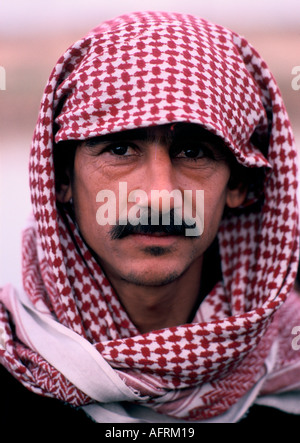 Marsh Arab man nel sud dell'Iraq vicino a Bassora 1980s 1984. Indossa un tradizionale velo rosso e bianco chiamato ghutra o keffiyeh o kufiya HOMER SYKES Foto Stock