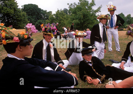 Scuola pubblica istruzione privata Regno Unito. Cappelli di paglia degli scolari di Eton decorati con fiori. 4 giugno Festa dei genitori. Windsor Berkshire 1980s 1985 UK Foto Stock
