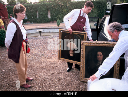 Vendita casa di campagna asta Newnham Hall Northamptonshire 1994, Christies Auctioneer facchini aiutare i compratori prendere oggetti d'antiquariato per le loro auto. 1990 Regno Unito Foto Stock