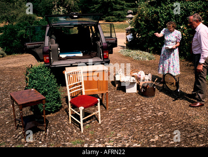 Asta vendita casa di campagna Newnham Hall Northamptonshire 1994, gli acquirenti prendono oggetti d'antiquariato e gli effetti generali appena acquistati per le loro automobili 1990 UK Foto Stock