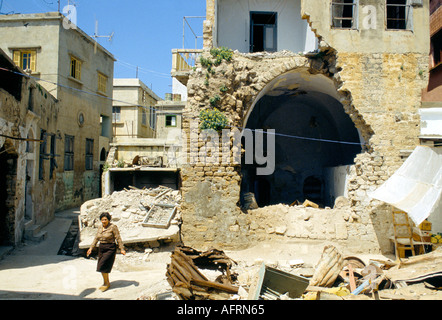 Pneumatico Libano meridionale 1980. La bomba israeliana ha danneggiato il centro della città. Libano meridionale, guerre in Medio Oriente anni '1980 HOMER SYKES Foto Stock