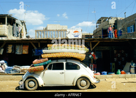Shatila Refugee Camp Beirut Libano 1980. Palestina rifugiati 1980 anni Negozio di materassi, vita quotidiana bambini che giocano sul tetto degli edifici. Medio Oriente Foto Stock