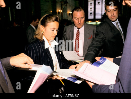 Baltic Exchange City di Londra. Lunedì mattina incontri settimanali dei broker di spedizione per scambiare informazioni 1990s circa 1995 UK HOMER SYKES Foto Stock