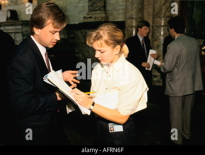 Baltic Exchange City di Londra. Lunedì mattina incontri settimanali dei broker di spedizione scambiando informazioni 1990s uomini che dicono alla donna di scrivere roba 1995 Foto Stock