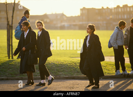 Scuola secondaria anni '90 Regno Unito. Gli studenti di fine giornata lasciano la Greenford High School, Middlesex London 1990 HOMER SYKES Foto Stock