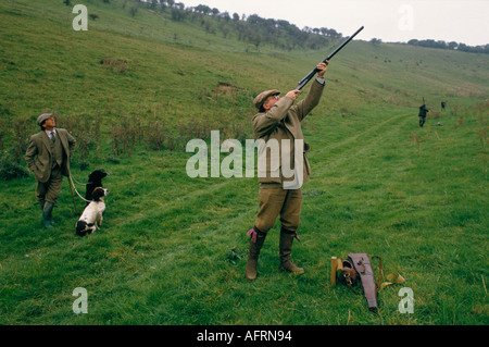 Partridge Shoot gruppo uomini vestiti con abiti tradizionali paese tiro. Proprietà privata di tiro, Gurston Down, Wiltshire UK 2000 HOMER SYKES Foto Stock