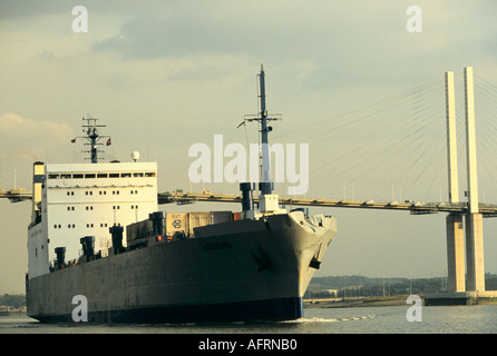 Carico Roll On Roll Off Ferry da Zeebrugge, Belgio, a Purfleet Essex. Nave cargo in arrivo sul Tamigi fino a Purfleet. Dartford Bridge. 1990s 1991 Regno Unito Foto Stock