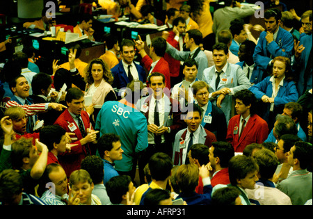 City of London stock trader 1990s Regno Unito. Traders London International Financial Futures Exchange chiamato LIFFE in Bear Pit Dealing. 1991 HOMER SYKES Foto Stock
