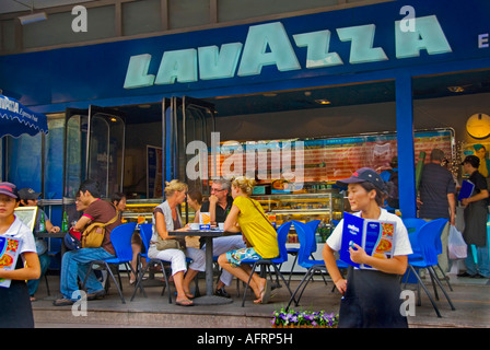 Pechino, CINA, gruppi di turisti nella terrazza del Cafe all'esterno ("mercato della seta") "Lavazza Cafe" nel "Distretto diplomatico" Foto Stock