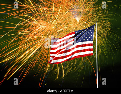 Una bandiera americana di fronte a uno spettacolo di fuochi d'artificio nel luglio del quarto quarto di luglio Foto Stock