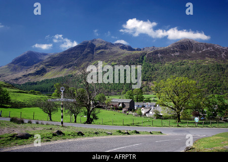 Villaggio Buttermere verso il rosso Pike e alto stile in primavera (alta Pike) Foto Stock