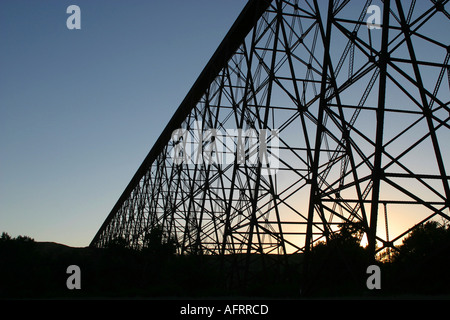 Ponte che attraversa una profonda valle del fiume Foto Stock