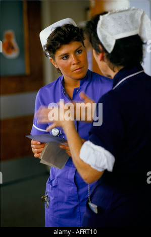 Infermiera del personale in uniforme blu chiaro con Matron. Servizio sanitario Nazionale Alder Hey Children's Hospital Liverpool NHS 1980s 1988 UK HOMER SYKES Foto Stock