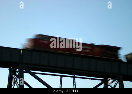 Ponte che attraversa una profonda valle del fiume Foto Stock