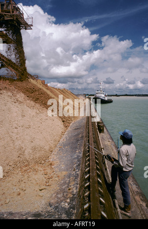 La terra di bonifica di Singapore è stata messa in enormi chiatte e si è spostata in diverse parti dell'isola. Circa settembre 1983 1980 HOMER SYKES Foto Stock