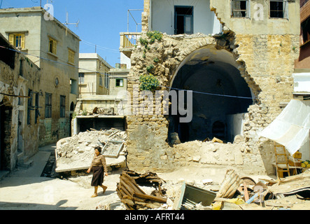 Pneumatico Libano meridionale 1980. La bomba israeliana ha danneggiato il centro della città. Libano meridionale, guerre in Medio Oriente anni '1980 HOMER SYKES Foto Stock