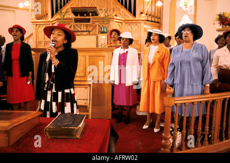 Chiesa Pentecostale a Brixton anni '1990, venerazione domenicale multietnica nel sud di Londra, donna che canta inno. Inghilterra, HOMER SYKES Foto Stock