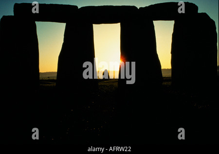 Alba sulla pietra del tallone Stonehenge. 21 giugno Midsummer Salisbury Plain Wiltshire Inghilterra Regno Unito HOMER SYKES Foto Stock
