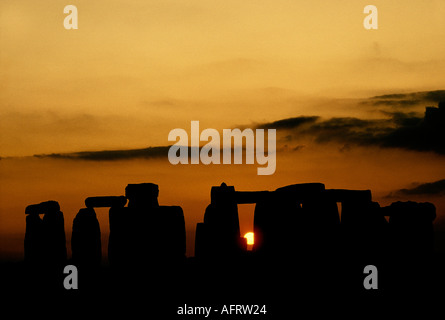 Stonehenge tramonta il sole al tramonto, rosa rosso blu cielo Nr Amesbury Wiltshire Inghilterra Regno Unito 1992 1990s HOMER SYKES Foto Stock