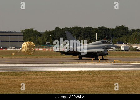 Eurofighter Typhoon utilizzando paracadute di frenata a Farnborough Air Show 2006 Foto Stock