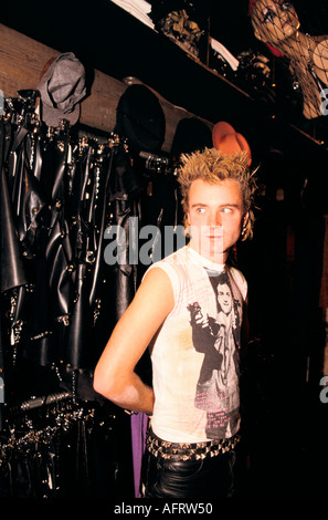Uomo punk in un negozio di abbigliamento Kings Road Chelsea, The Great Gear Market un negozio di abbigliamento punk. Londra Inghilterra Regno Unito. 1980s 1983 HOMER SYKES Foto Stock