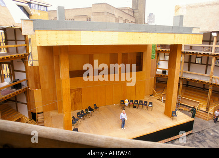 Anni Novanta Globe Theatre di Shakespeare new Globe Theatre incompiuta in costruzione 90s Londra Tony Britton attore sulla scena ripassando 1997 Foto Stock