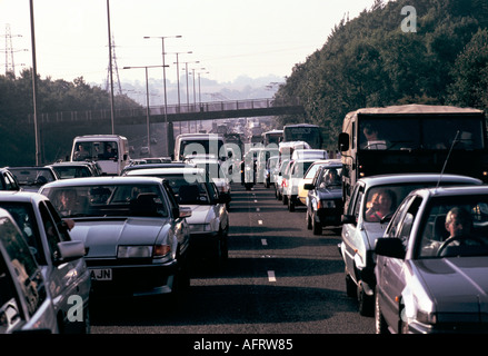 Traffico autostradale congestionato linee di auto bloccate in un traffico Jam sulla M1 Inghilterra anni '90 HOMER SYKES Foto Stock