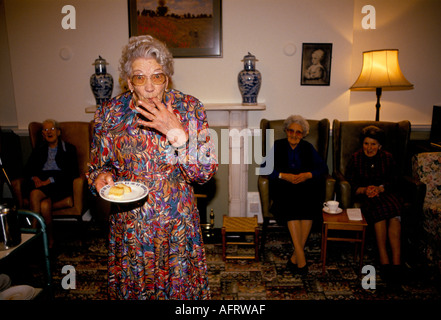 Care Home UK, donne anziane residenti nella sala comune tè pomeridiano, torta. Hampshire Inghilterra 1990s circa 1995 HOMER SYKES Foto Stock