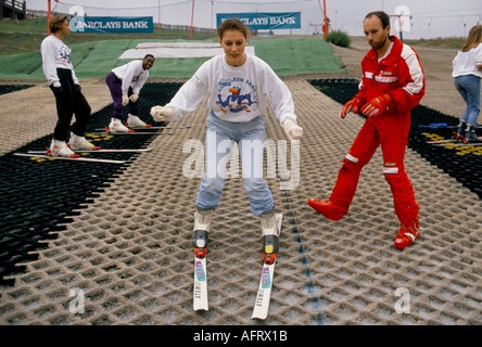 Beckton Alps. Evento del personale della banca Barclays. Personale di vendita al dettaglio in una giornata sulla pista della scuola di sci asciutto. Piste da sci Dry Ski. Beckton East London Inghilterra 1990s Foto Stock