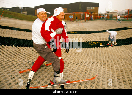 Il personale dell'ufficio è in viaggio per lo sviluppo della leadership del team di collegamento. Il personale dell'ufficio della Barclays Bank sta imparando a sciare sulle Alpi di Beckton. East London, Regno Unito, anni '1990 Foto Stock