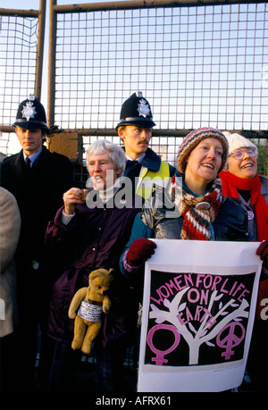 WOMENS Accampamento della pace il blocco del USAF NUCLEARE MISSILE DI CROCIERA AIR BASE A GREENHAM COMMON BERKSHIRE in Inghilterra. 1983 Foto Stock