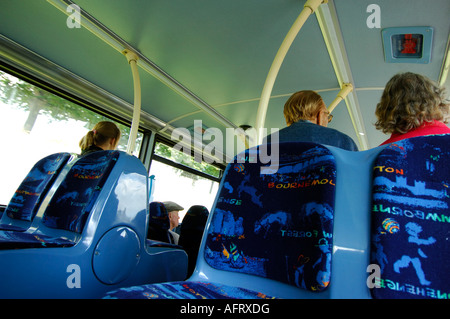 I passeggeri di un trasporto pubblico double decker bus singolo e da un basso punto di vista interessante e strana angolazione Foto Stock