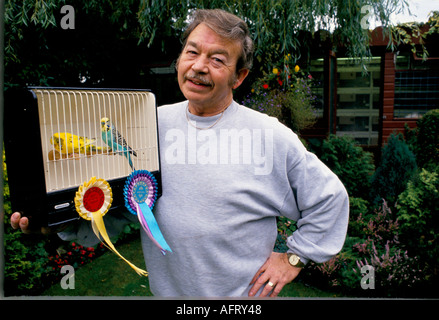 Barry Cross, proprietario dell'hotel Budgie, nel suo giardino. Gabbia per allevatori e hobbisti del suo vincitore Budgerigar Scunthorpe, Lincolnshire Inghilterra 1990s 1994 UK Foto Stock