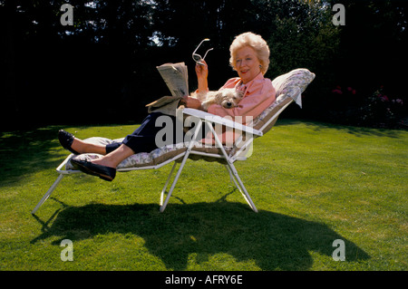 June Whitfield, ritratto, attrice televisiva attore. Nel giardino della sua casa di Wimbledon a Londra con un cane da compagnia. 1990 1990 UK HOMER SYKES Foto Stock