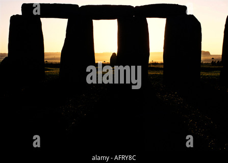 Il sole sorge sulla pietra del tallone Stonehenge. 21 giugno Midsummer Salisbury Plain Wiltshire Inghilterra Regno Unito HOMER SYKES Foto Stock