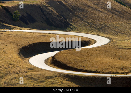 Curve di autostrada che conduce verso l'alto. Foto Stock