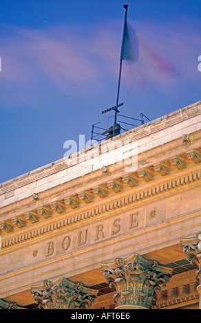 Parigi Francia Francese 'mercato di scorta' edificio 'Paris Bourse' dettaglio Sign INVESTMENTS Lit Up at Night Parigi architettura Borsa Foto Stock