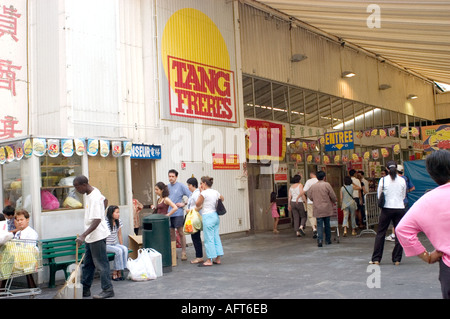Parigi, FRANCIA, grande folla, Chinatown 'Tang Freres', supermercato asiatico cinese, esterno, ingresso frontale, lavori molto affollati Foto Stock