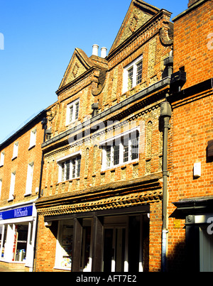 GODALMING Surrey in Inghilterra UK Settembre fiamminga vecchia muratura in mattoni risalente al 1663 sopra negozi di High Street Foto Stock