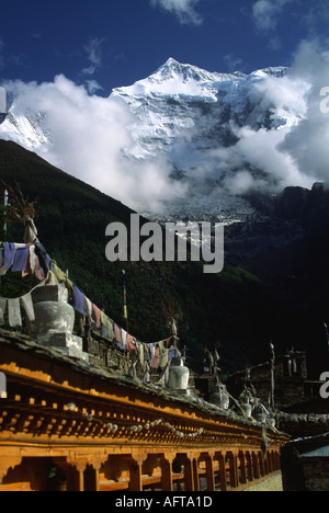 Annapurna II come si vede dal vecchio Pisang Nepal Foto Stock