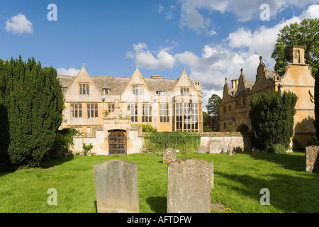 La Jacobiana manor e Gatehouse of Stanway House visto dal sagrato della chiesa nel villaggio Costwold di Stanway, Gloucestershire Foto Stock